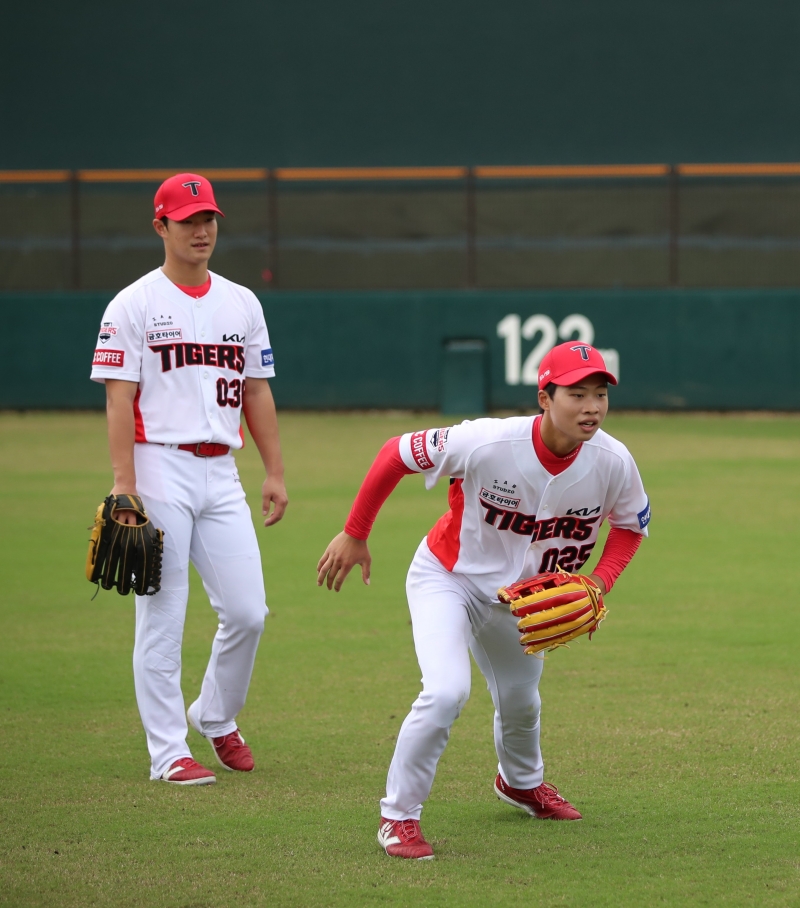 KIA 타이거즈 신인 외야수 박재현이 16일 광주-KIA챔피언스필드에서 열린 2025 신한 SOL Bank KBO리그 시범경기 삼성 라이온즈와의 홈경기에 1번타자 겸 중견수로 선발 출전해 5타수 3안타 1타점 1볼넷 1득점을 기록했다. KIA 타이거즈