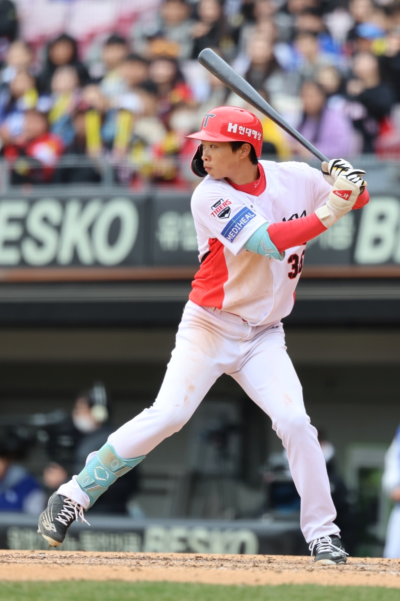 KIA 타이거즈 신인 외야수 박재현이 16일 광주-KIA챔피언스필드에서 열린 2025 신한 SOL Bank KBO리그 시범경기 삼성 라이온즈와의 홈경기에 1번타자 겸 중견수로 선발 출전해 5타수 3안타 1타점 1볼넷 1득점을 기록했다. KIA 타이거즈