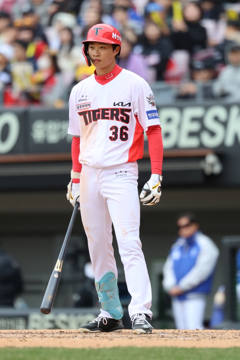 KIA 타이거즈 신인 외야수 박재현이 16일 광주-KIA챔피언스필드에서 열린 2025 신한 SOL Bank KBO리그 시범경기 삼성 라이온즈와의 홈경기에 1번타자 겸 중견수로 선발 출전해 5타수 3안타 1타점 1볼넷 1득점을 기록했다. KIA 타이거즈
