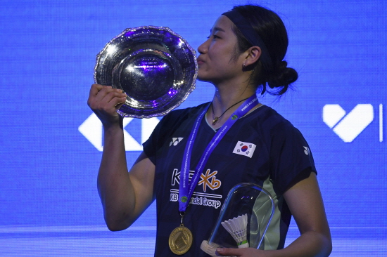 안세영이 17일 영국 버밍엄에서 열린 전영오픈 배드민턴 여자 단식에서 우승한 뒤 트로피에 입을 맞추고 있다. 연합뉴스