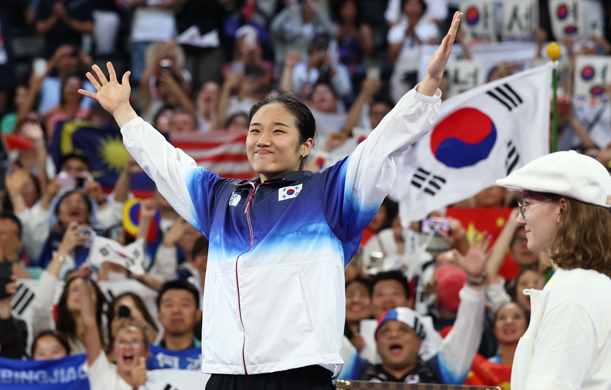 안세영이 2024년 8월 프랑스 파리에서 열린 하계올림픽 배드민턴 여자 단식에서 우승한 뒤 시상대 맨 위에 올라 크게 웃고 있다. 연합뉴스