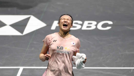 안세영이 16일 영국 버밍엄에서 열린 전영오픈 배드민턴 여자 단식 준결승에서 라이벌인 일본의 야마구치 아카네를 이긴 뒤 포효하고 있다. 연합뉴스