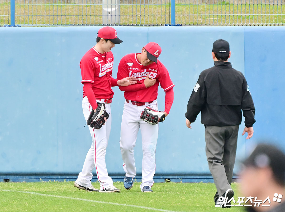 SSG 랜더스 외야수 하재훈이 지난 16일 문학 LG전에서 시범경기 첫 출전에 나서 2타점 좌전 적시타와 밀어내기 볼넷으로 팀 승리에 힘을 보탰다. 스프링캠프 막판 연습경기에서 외야 수비 도중 늑골을 다쳤던 순간.엑스포츠뉴스 DB