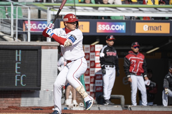 SSG 랜더스 외야수 하재훈이 지난 16일 문학 LG전에서 시범경기 첫 출전에 나서 2타점 좌전 적시타와 밀어내기 볼넷으로 팀 승리에 힘을 보탰다. SSG 랜더스