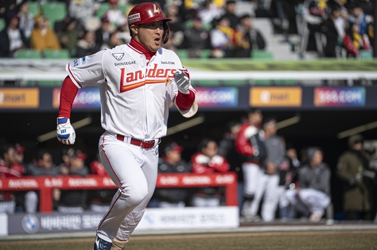 SSG 랜더스 외야수 하재훈이 지난 16일 문학 LG전에서 시범경기 첫 출전에 나서 2타점 좌전 적시타와 밀어내기 볼넷으로 팀 승리에 힘을 보탰다. SSG 랜더스