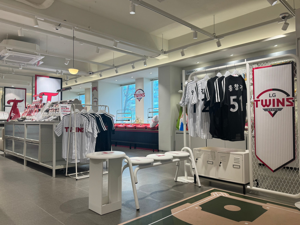 LG는 프로야구 개막에 맞춰 스포츠 굿즈 특화 매장인 '일상의틈 잠실 직영점'을 오픈한다. LG 트윈스