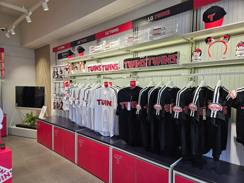 LG는 프로야구 개막에 맞춰 스포츠 굿즈 특화 매장인 '일상의틈 잠실 직영점'을 오픈한다. LG 트윈스