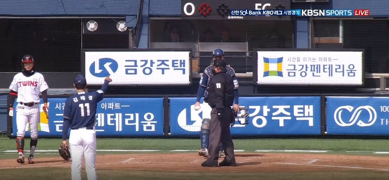 피치클락을 신경 쓴듯 백네트 뒤 시계를 손짓하는 김태경. KBSN 스포츠 중계 캡처