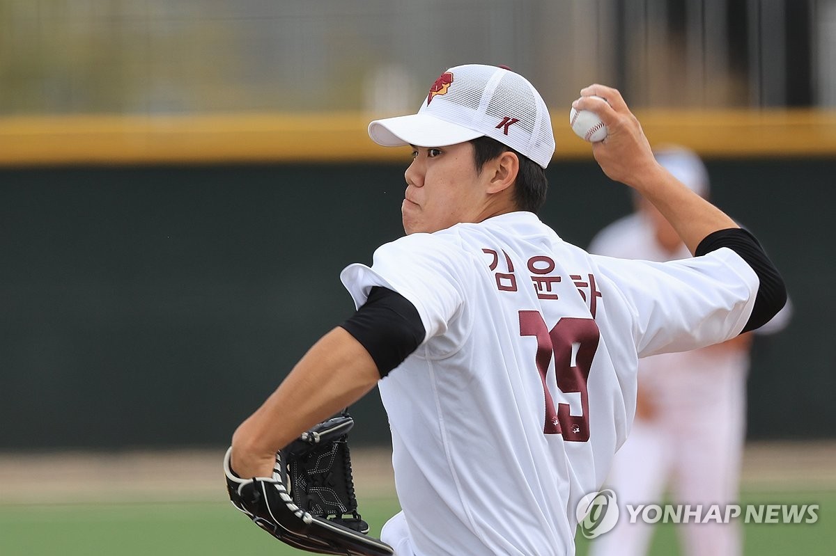 키움 히어로즈 우완 영건 김윤하가 17일 서울 고척스카이돔에서 열린 2025 신한 SOL KBO 시범경기에서 롯데 자이언츠를 상대로 5이닝 1실점으로 호투했다. 사진 연합뉴스