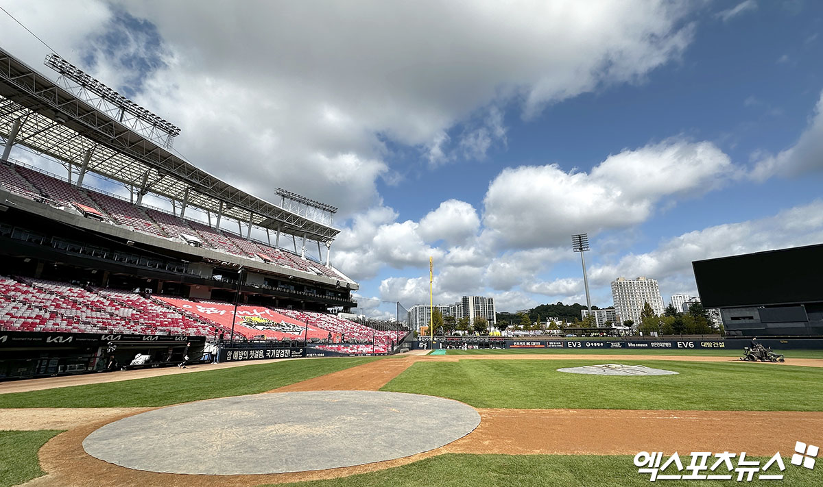 23일 오후 광주기아챔피언스필드에서 열리는 '2024 신한 SOL Bank KBO 한국시리즈' 삼성 라이온즈와 KIA 타이거즈의 1차전 서스펜디드 경기, 그라운드 관계자가 정비 작업을 하고 있다. 엑스포츠뉴스 DB