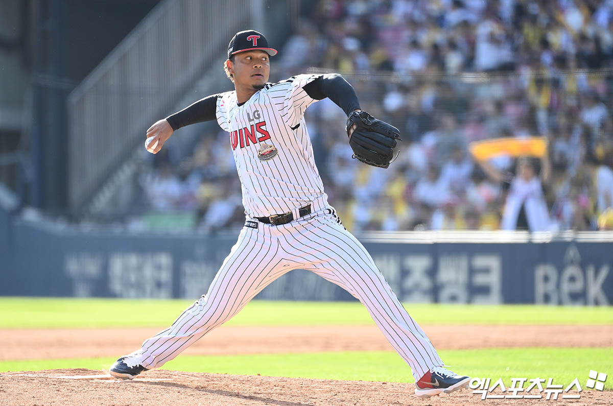 LG 투수 에르난데스는 17일 잠실구장에서 열린 '2025 신한 SOL Bank KBO 시범경기' NC전에서 선발 등판했다. 5⅔이닝 무실점을 비롯해 7탈삼진을 기록해 다가올 2025시즌을 향한 기대감을 높였다. 엑스포츠뉴스 DB