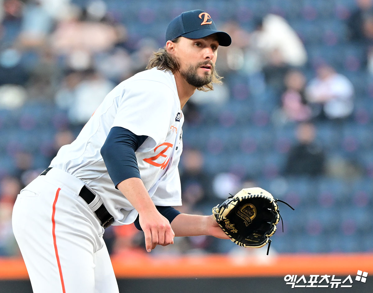 17일 오후 대전 한화생명 볼파크에서 열린 '2025 신한 SOL Bank KBO리그' 삼성 라이온즈와 한화 이글스의 시범경기, 1회초 한화 선발투수 와이스가 공을 힘차게 던지고 있다. 대전, 김한준 기자