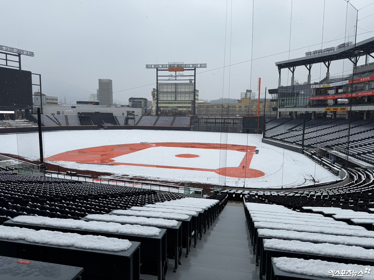 한화와 삼성은 18일 한화생명 볼파크에서 '2025 신한 SOL Bank KBO 시범경기'를 펼칠 예정이었으나 새벽부터 내린 많은 양의 눈 탓에 가로막혔다. 대전, 조은혜 기자