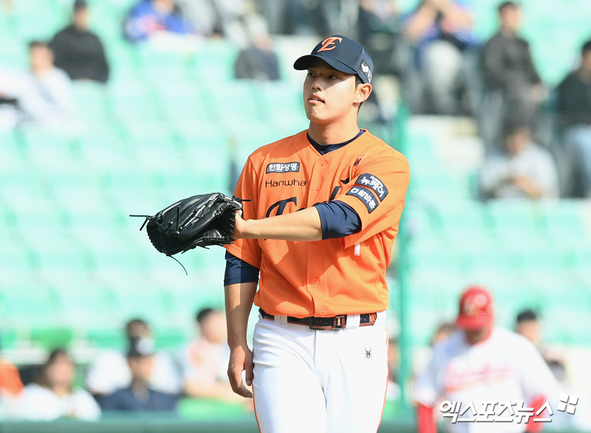 11일 오후 인천SSG랜더스필드에서 열린 '2025 신한 SOL Bank KBO리그' 한화 이글스와 SSG 랜더스의 시범경기, 6회말 2사 한화 문동주가 SSG 고명준에게 볼넷을 허용한 뒤 아쉬워 하고 있다. 엑스포츠뉴스DB