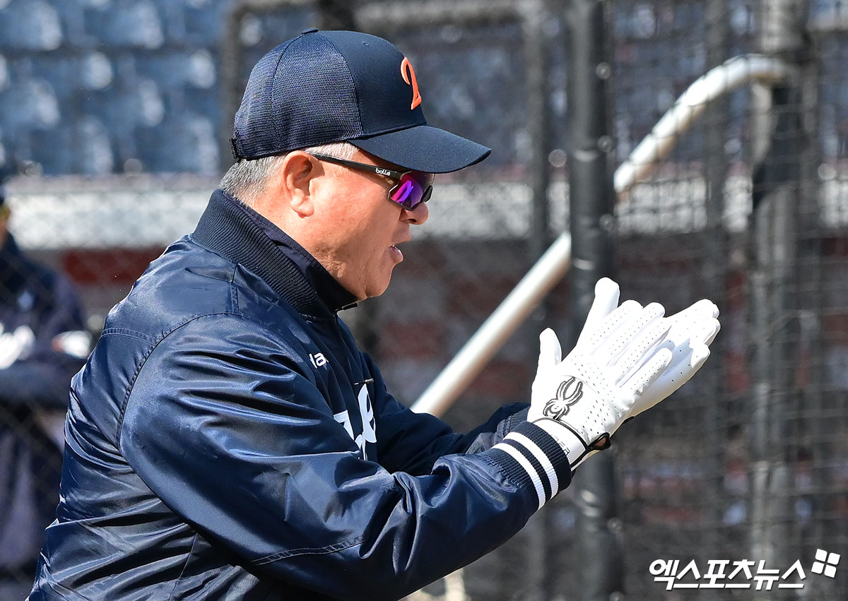 17일 오후 대전 한화생명 볼파크에서 열리는 '2025 신한 SOL Bank KBO리그' 삼성 라이온즈와 한화 이글스의 시범경기, 한화 김경문 감독이 선수들의 훈련을 지켜보며 박수를 보내고 있다. 엑스포츠뉴스DB