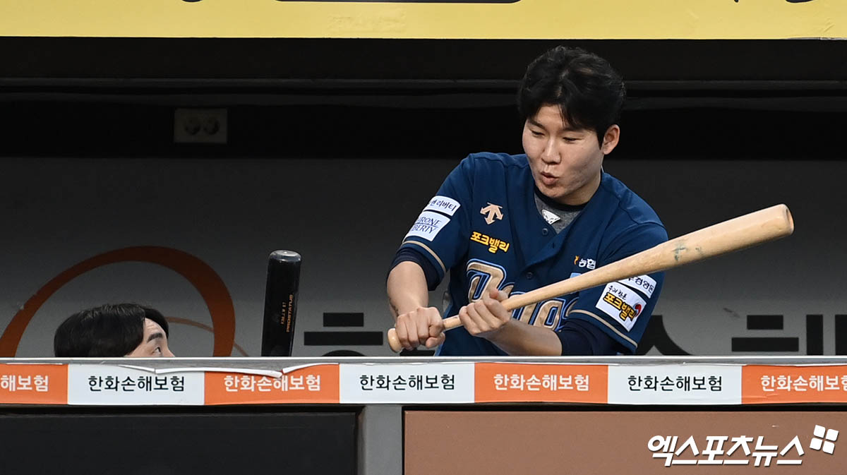 NC 내야수 박민우는 지난 17일 잠실구장에서 열린 '2025 신한 SOL Bank KBO 시범경기' LG와 시범경기에서 1번타자 2루수로 선발 출전했다. 3회초 상대 선발 에르난데스의 커터에 머리를 맞은 뒤 대주자 서호철로 교체됐다. 이후 18일 야구장에 출근해 정상적으로 팀 훈련을 소화했다. 엑스포츠뉴스 DB