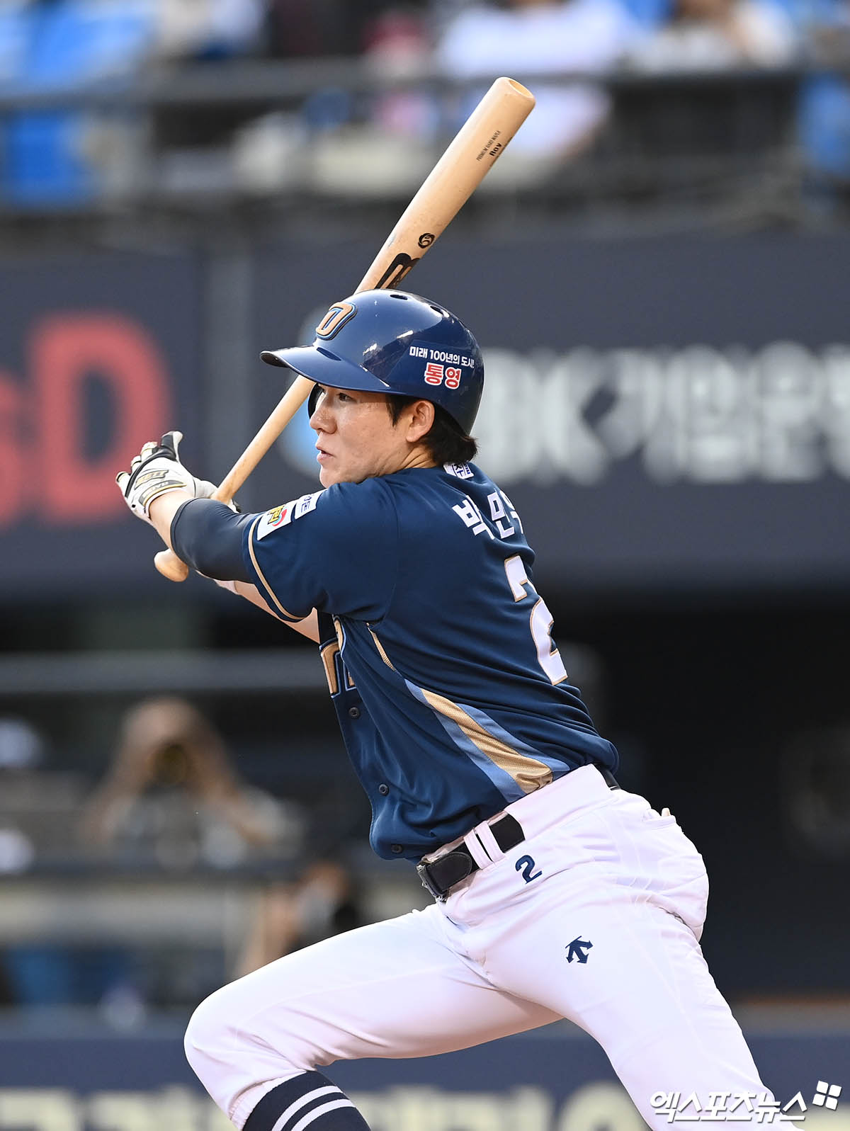 NC 내야수 박민우는 지난 17일 잠실구장에서 열린 '2025 신한 SOL Bank KBO 시범경기' LG와 시범경기에서 1번타자 2루수로 선발 출전했다. 3회초 상대 선발 에르난데스의 커터에 머리를 맞은 뒤 대주자 서호철로 교체됐다. 이후 18일 야구장에 출근해 정상적으로 팀 훈련을 소화했다. 엑스포츠뉴스 DB