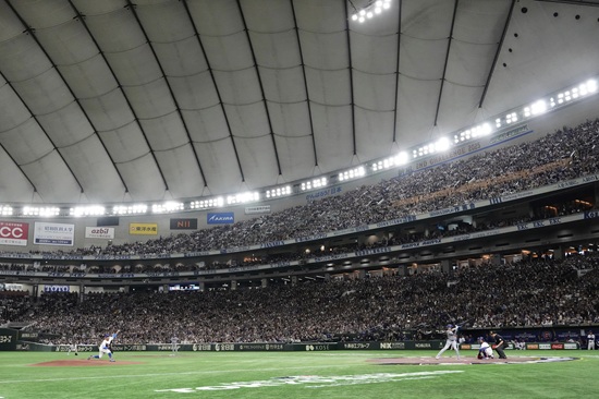 LA 다저스 투수 야마모토 요시노부가 18일 일본 도쿄돔에서 열린 2025 메이저리그 도쿄시리즈 개막전 시카고 컵스전에 선발 등판해 5이닝 1실점을 기록했다. AP 연합뉴스