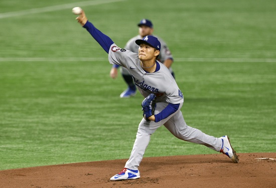 LA 다저스 투수 야마모토 요시노부가 18일 일본 도쿄돔에서 열린 2025 메이저리그 도쿄시리즈 개막전 시카고 컵스전에 선발 등판해 5이닝 1실점을 기록했다. AFP 연합뉴스