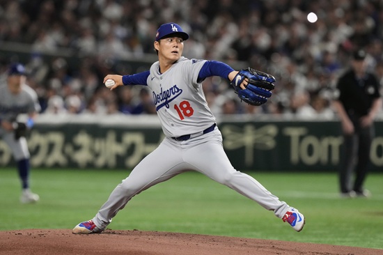 LA 다저스 투수 야마모토 요시노부가 18일 일본 도쿄돔에서 열린 2025 메이저리그 도쿄시리즈 개막전 시카고 컵스전에 선발 등판해 5이닝 1실점을 기록했다. AP 연합뉴