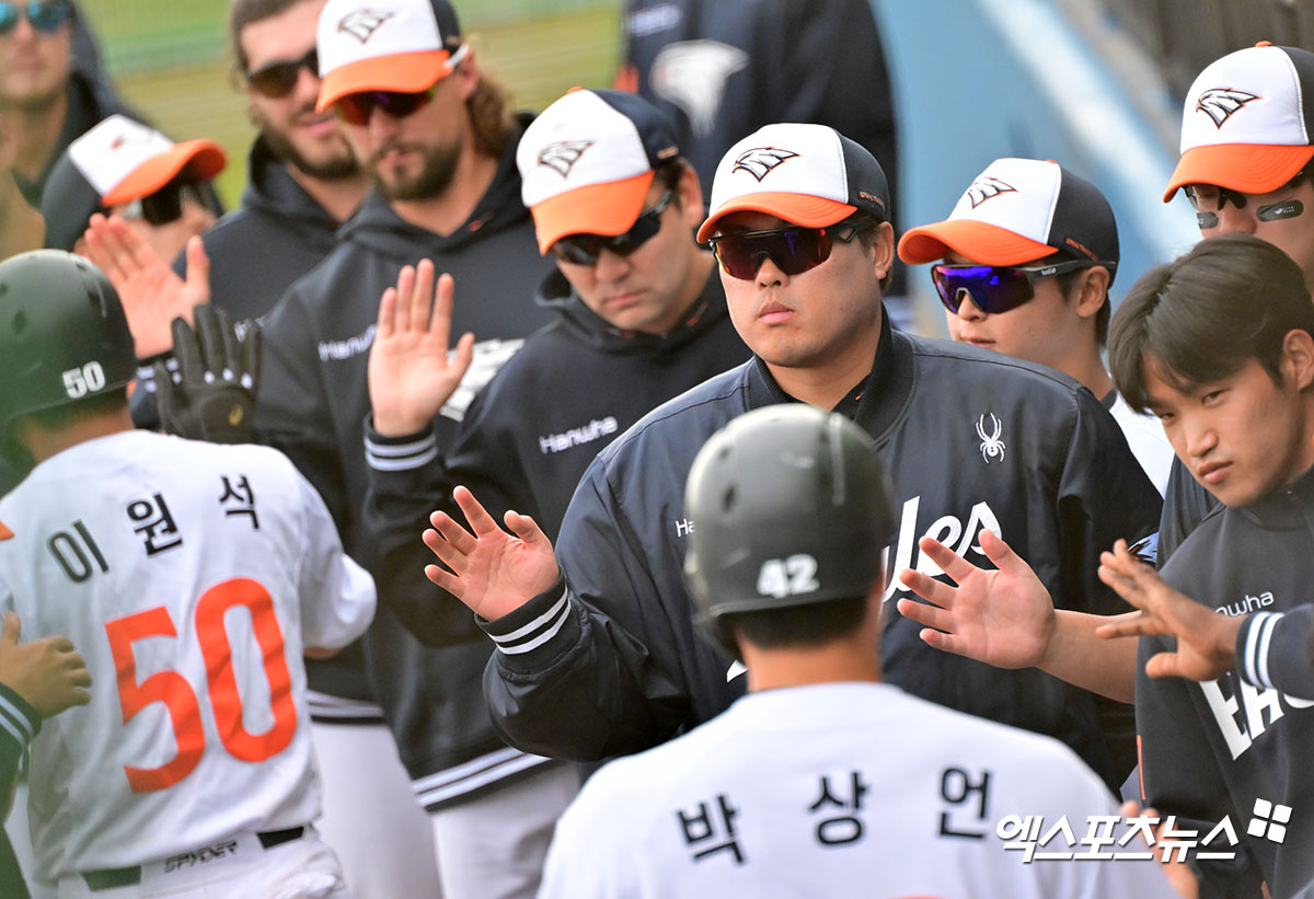26일 오후 일본 오키나와 고친다 구장에서 열린 KT 위즈와 한화 이글스의 연습경기, 8회말 한화 류현진이 득점에 성공한 이원석 박상언과 하이파이브를 하고 있다. 엑스포츠뉴스DB