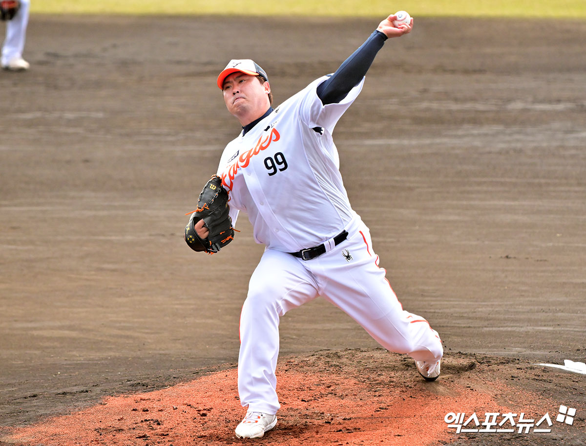 26일 오후 일본 오키나와 고친다 구장에서 열린 KT 위즈와 한화 이글스의 연습경기, 1회초 한화 선발투수 류현진이 공을 힘차게 던지고 있다. 엑스포츠뉴스DB