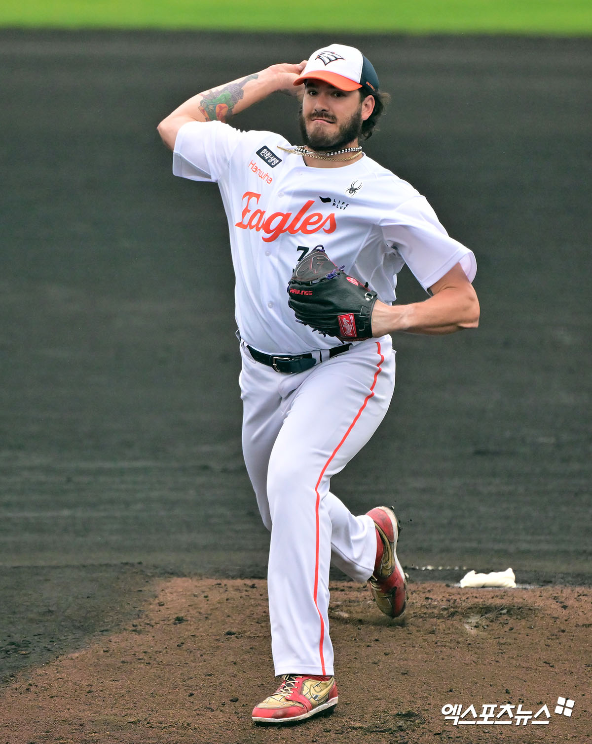 23일 오후 일본 오키나와 이토만 니시자키 야구장에서 열린 한화 이글스와 지바 롯데 마린스의 연습경기, 1회말 한화 선발투수 폰세가 공을 힘차게 던지고 있다. 엑스포츠뉴스DB