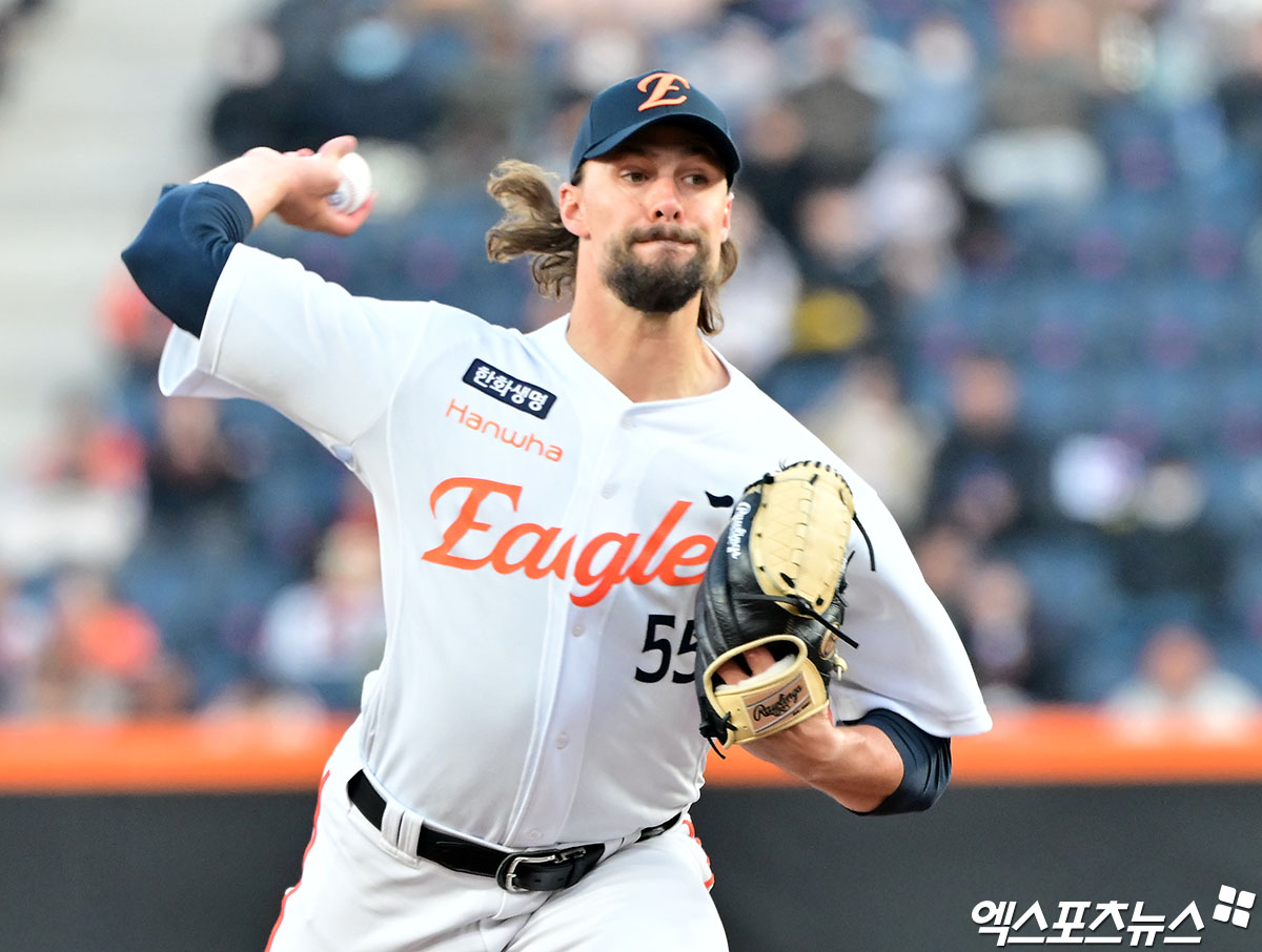 17일 오후 대전 한화생명 볼파크에서 열린 '2025 신한 SOL Bank KBO리그' 삼성 라이온즈와 한화 이글스의 시범경기, 1회초 한화 선발투수 와이스가 공을 힘차게 던지고 있다. 엑스포츠뉴스DB