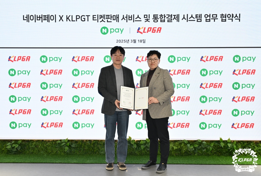 왼쪽부터 업무 협약 조인식에 참석한 네이버페이 박상진 대표와 KLPGT 이영미 대표. KLPGT