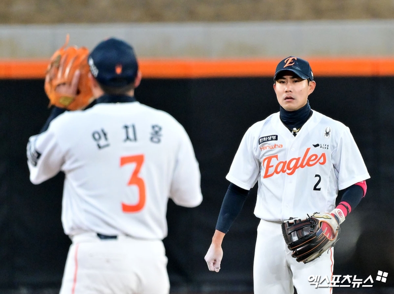 17일 오후 대전 한화생명 볼파크에서 열린 '2025 신한 SOL Bank KBO리그' 삼성 라이온즈와 한화 이글스의 시범경기, 3회초 무사 1,2루 한화 심우준이 삼성 김지찬의 타구를 잡아내고 있다. 엑스포츠뉴스DB