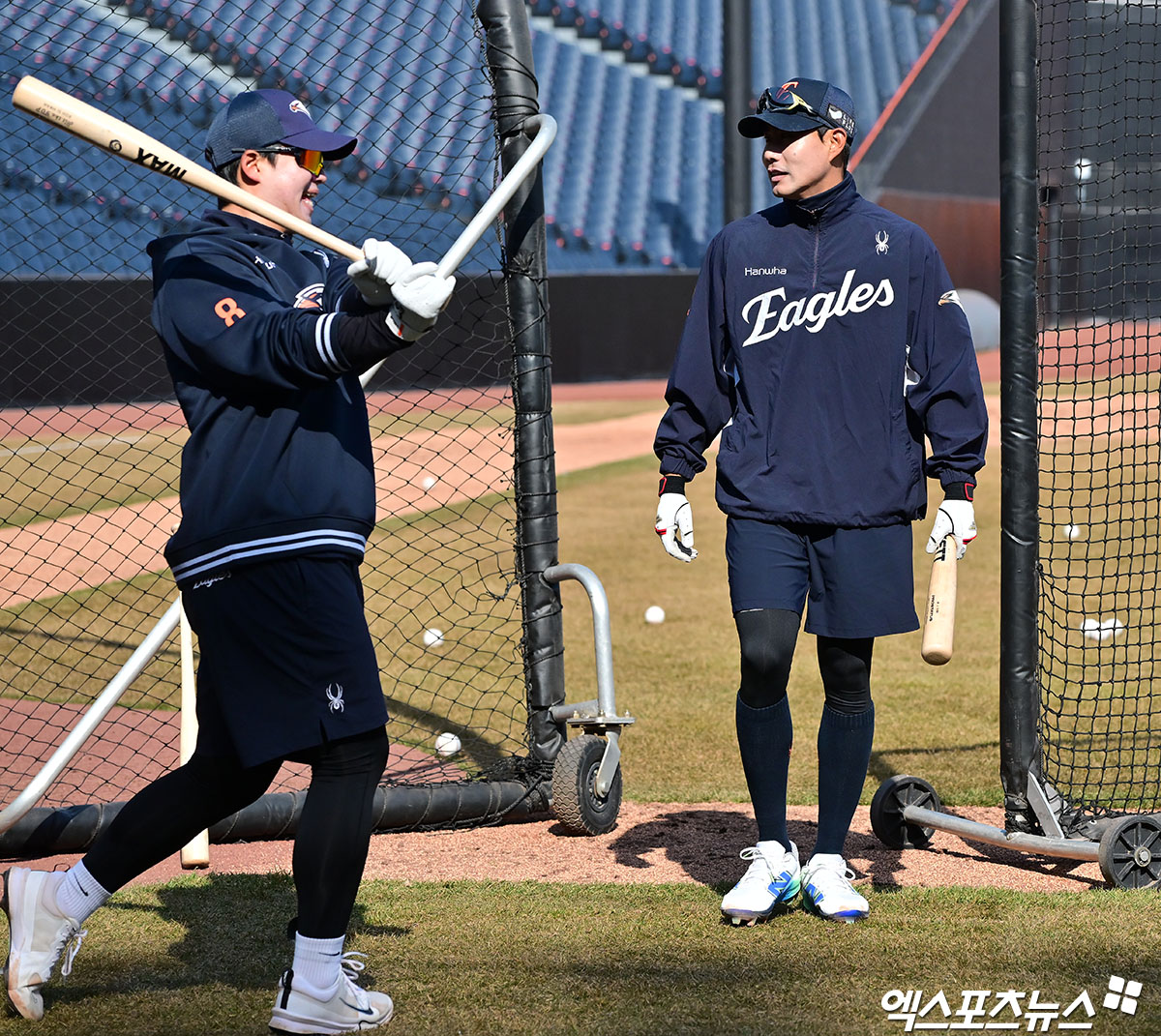 17일 오후 대전 한화생명 볼파크에서 열리는 '2025 신한 SOL Bank KBO리그' 삼성 라이온즈와 한화 이글스의 시범경기, 한화 노시환과 심우준이 훈련에 임하고 있다. 엑스포츠뉴스DB