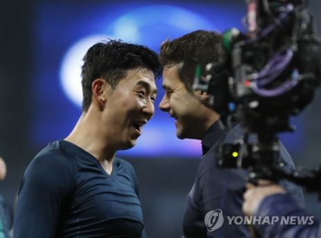 21세기 토트넘의 최전성기를 이끌었던 아르헨티나 출신 마우리시오 포체티노 감독이 토트넘 복귀 의지를 드러냈다. 포체티노 감독은 18일(현지시간) 영국 중계채널 스카이스포츠와 인터뷰에서 '2019년 토트넘을 떠날 때 언젠가 돌아오고 싶다고 말했는데, 여전히 같은 마음'이라고 말했다. 이어 '지금은 미국 대표팀을 이끌고 있어서 더 말하기는 어렵지만 토트넘을 다시 지휘하고 싶다는 마음을 간직하고 있다'고 했다. 포체티노 감독은 손흥민이 토트넘에서 1년 보내고 이적하려 할 때 강하게 만류한 것으로 유명하다. 이후 손흥민은 프리미어리그 리빙레전드로 거듭났다. 연합뉴스