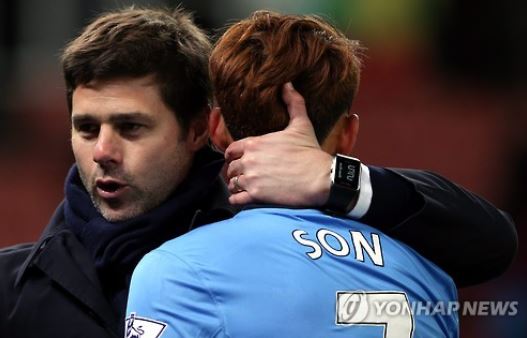 21세기 토트넘의 최전성기를 이끌었던 아르헨티나 출신 마우리시오 포체티노 감독이 토트넘 복귀 의지를 드러냈다. 포체티노 감독은 18일(현지시간) 영국 중계채널 스카이스포츠와 인터뷰에서 '2019년 토트넘을 떠날 때 언젠가 돌아오고 싶다고 말했는데, 여전히 같은 마음'이라고 말했다. 이어 '지금은 미국 대표팀을 이끌고 있어서 더 말하기는 어렵지만 토트넘을 다시 지휘하고 싶다는 마음을 간직하고 있다'고 했다. 포체티노 감독은 손흥민이 토트넘에서 1년 보내고 이적하려 할 때 강하게 만류한 것으로 유명하다. 이후 손흥민은 프리미어리그 리빙레전드로 거듭났다. 연합뉴스