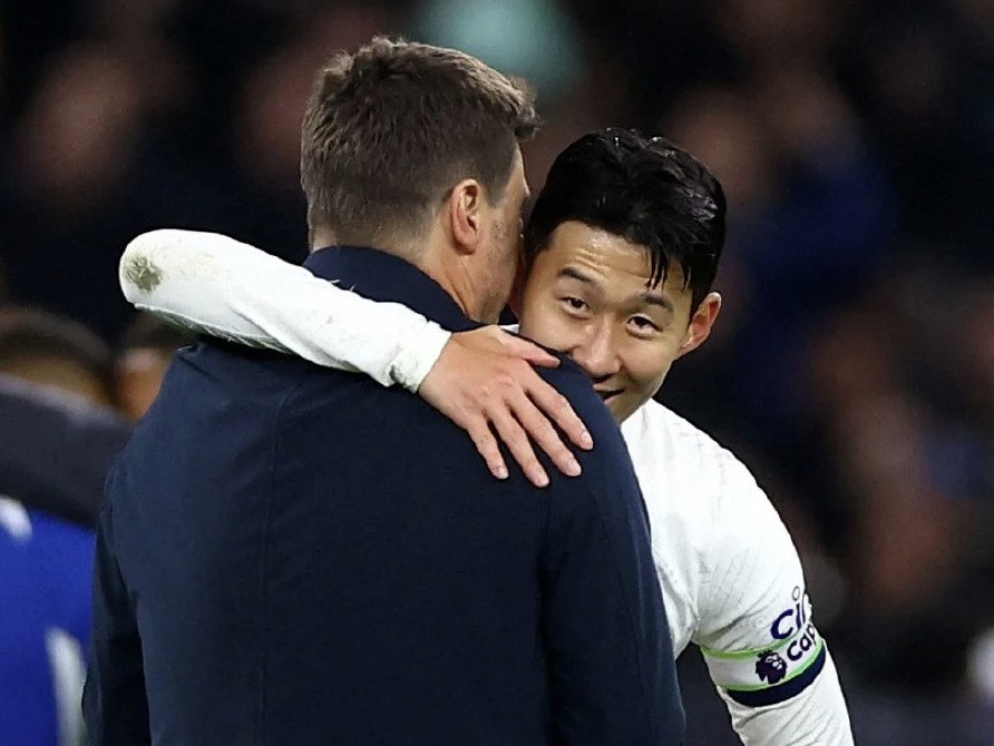 21세기 토트넘의 최전성기를 이끌었던 아르헨티나 출신 마우리시오 포체티노 감독이 토트넘 복귀 의지를 드러냈다. 포체티노 감독은 18일(현지시간) 영국 중계채널 스카이스포츠와 인터뷰에서 '2019년 토트넘을 떠날 때 언젠가 돌아오고 싶다고 말했는데, 여전히 같은 마음'이라고 말했다. 이어 '지금은 미국 대표팀을 이끌고 있어서 더 말하기는 어렵지만 토트넘을 다시 지휘하고 싶다는 마음을 간직하고 있다'고 했다. 포체티노 감독은 손흥민이 토트넘에서 1년 보내고 이적하려 할 때 강하게 만류한 것으로 유명하다. 이후 손흥민은 프리미어리그 리빙레전드로 거듭났다. 연합뉴스