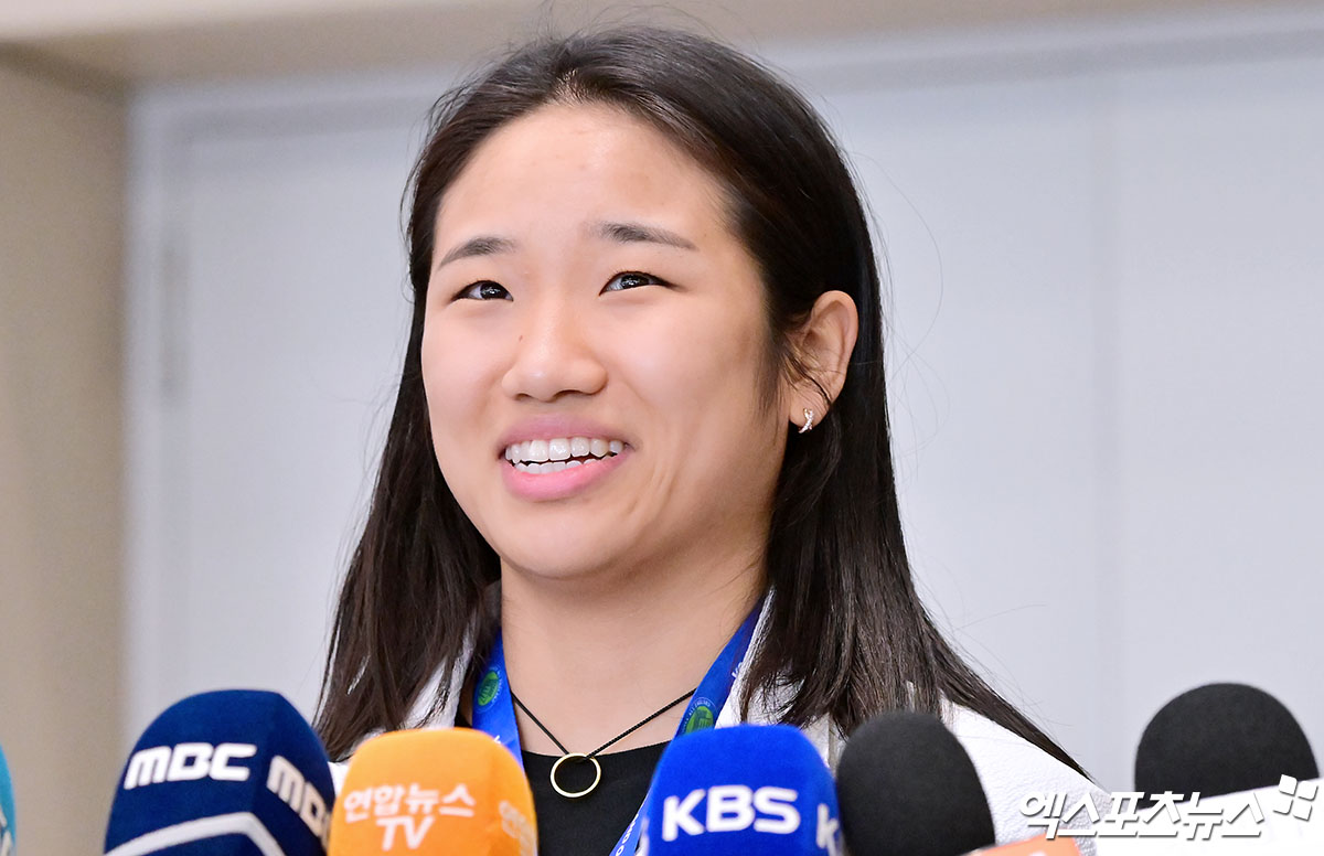 세계배드민턴연맹(BWF) 월드투어 슈퍼 1000 전영오픈 여자 단식에서 우승을 차지한 '라켓의 황제' 안세영(삼성생명)이 18일 오후 인천국제공항을 통해 귀국했다. 인터뷰하는 안세영. 인천공항, 김한준 기자