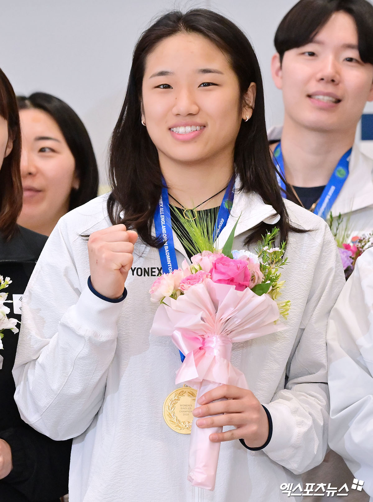 세계배드민턴연맹(BWF) 월드투어 슈퍼 1000 전영오픈을 마친 배드민턴 대표팀이 18일 오후 인천국제공항을 통해 귀국했다. 배드민턴 대표팀 안세영이 포즈를 취하고 있다. 인천공항, 김한준 기자