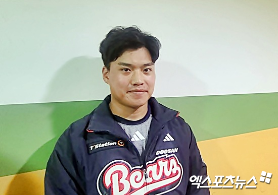 두산 베어스 좌완 투수 김호준이 지난 18일 수원 케이티위즈파크 훈련 뒤 취재진과 인터뷰에 응하고 있다. 수원, 김근한 기자