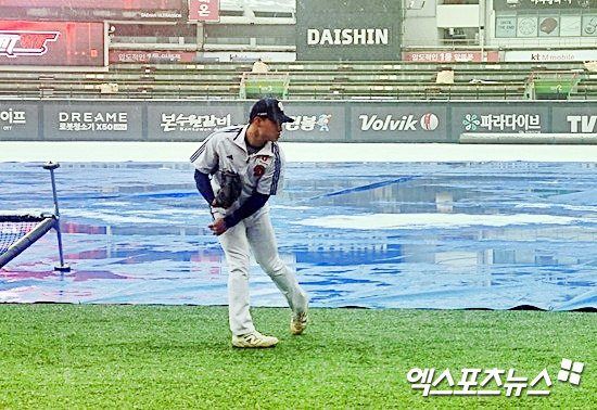 두산 베어스 좌완 투수 김호준이 지난 18일 수원 케이티위즈파크에서 강설 속 야외 훈련을 소화하고 있다. 수원, 김근한 기자