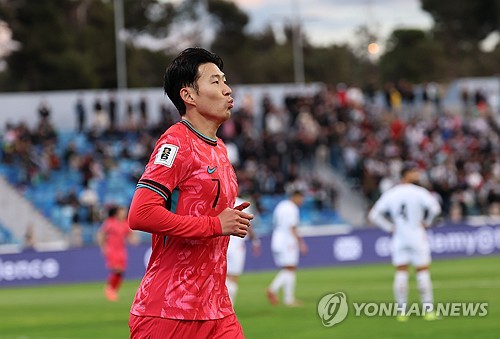 홍명보 감독이 이끄는 축구대표팀은 20일 오후 8시 고양종합운동장에서 오만과 2026 북중미 월드컵 아시아 지역 3차예선 B조 7차전을 치른다. 19일 고양종합운동장에서 진행된 공식 기자회견에서 홍 감독은 '선수들이 어제 저녁 모두 돌아왔다. 물론 피로감이 있는 부분이 있지만 중요한 경기를 감안해 오늘 하루 훈련 잘 준비해서 내일 경기 좋은 결과 낼 수 있게 하겠다'고 말했다. 현재 대표팀은 4승2무(승점 14) 무패 행진을 달리며 조 선두를 달리고 있다. 이번 달 2연전을 모두 이기면 조기 본선행을 확정짓는다. 대표팀 주장 손흥민. 연합뉴스