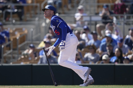 LA 다저스 내야수 프레디 프리먼이 도쿄시리즈 1차전에 이어 2차전에서 선발 라인업에서 제외됐다. 다저스 로버츠 감독은 프리먼이 왼쪽 갈비뼈 통증으로 도쿄시리즈 출전이 어려워졌다고 밝혔다. AP 연합뉴스