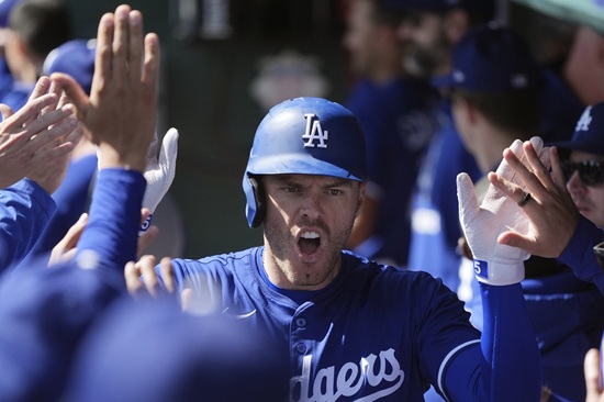 LA 다저스 내야수 프레디 프리먼이 도쿄시리즈 1차전에 이어 2차전에서 선발 라인업에서 제외됐다. 다저스 로버츠 감독은 프리먼이 왼쪽 갈비뼈 통증으로 도쿄시리즈 출전이 어려워졌다고 밝혔다. AP 연합뉴스