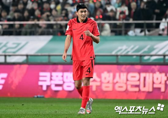 홍명보 감독이 이끄는 축구대표팀은 20일 오후 8시 고양종합운동장에서 오만과 2026 북중미 월드컵 아시아 지역 3차예선 B조 7차전을 치른다. 19일 고양종합운동장에서 진행된 공식 기자회견에서 홍 감독은 '선수들이 어제 저녁 모두 돌아왔다. 물론 피로감이 있는 부분이 있지만 중요한 경기를 감안해 오늘 하루 훈련 잘 준비해서 내일 경기 좋은 결과 낼 수 있게 하겠다'고 말했다. 현재 대표팀은 4승2무(승점 14) 무패 행진을 달리며 조 선두를 달리고 있다. 이번 달 2연전을 모두 이기면 조기 본선행을 확정짓는다. 이번 경기 부상 결장하는 김민재. 엑스포츠뉴스DB