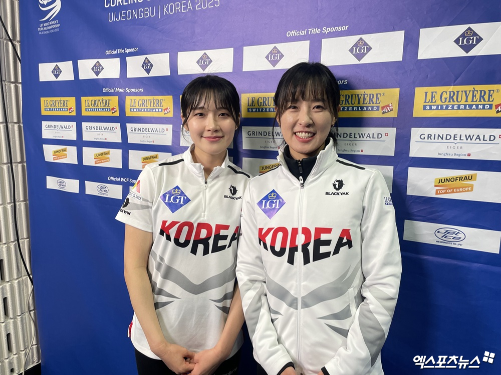 왼쪽부터 여자 컬링 설예은과 김은지. 19일 의정부실내빙상장에서 열린 2025 LGT 세계여자컬링선수권대회에서 경기를 마친 뒤 기념촬영하고 있다. 의정부, 최원영 기자