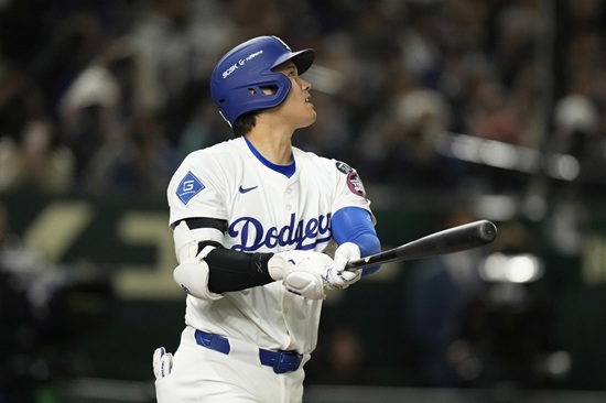 LA 다저스가 19일 일본 도쿄돔에서 열린 2025 메이저리그 도쿄시리즈 시카고 컵스와 2차전을 6-3으로 승리했다. 다저스는 이날 메이저리그 데뷔전을 치른 사사키 로키의 3이닝 1실점 투구와 함께 시즌 첫 홈런을 도쿄돔에서 쏘아 올린 오타니 쇼헤이의 활약 속에 개막 2연승을 달렸다. 토미 에드먼과 키케 에르난데스도 각각 솔로 홈런과 2점 홈런을 때려 팀 승리에 힘을 보탰다. AP 연합뉴스