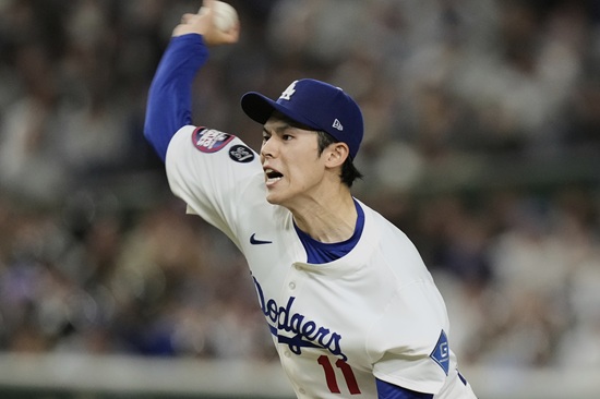 LA 다저스가 19일 일본 도쿄돔에서 열린 2025 메이저리그 도쿄시리즈 시카고 컵스와 2차전을 6-3으로 승리했다. 다저스는 이날 메이저리그 데뷔전을 치른 사사키 로키의 3이닝 1실점 투구와 함께 시즌 첫 홈런을 도쿄돔에서 쏘아 올린 오타니 쇼헤이의 활약 속에 개막 2연승을 달렸다. 토미 에드먼과 키케 에르난데스도 각각 솔로 홈런과 2점 홈런을 때려 팀 승리에 힘을 보탰다. AP 연합뉴스
