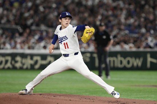 LA 다저스가 19일 일본 도쿄돔에서 열린 2025 메이저리그 도쿄시리즈 시카고 컵스와 2차전을 6-3으로 승리했다. 다저스는 이날 메이저리그 데뷔전을 치른 사사키 로키의 3이닝 1실점 투구와 함께 시즌 첫 홈런을 도쿄돔에서 쏘아 올린 오타니 쇼헤이의 활약 속에 개막 2연승을 달렸다. 토미 에드먼과 키케 에르난데스도 각각 솔로 홈런과 2점 홈런을 때려 팀 승리에 힘을 보탰다. AP 연합뉴스