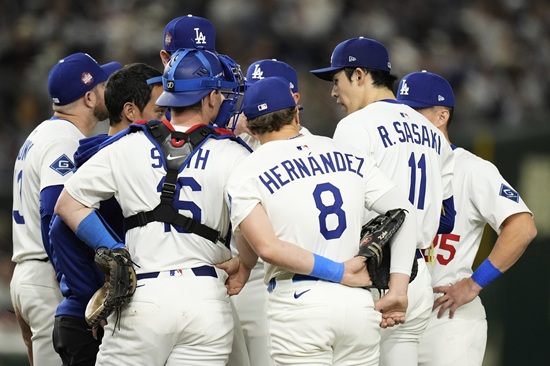 LA 다저스가 19일 일본 도쿄돔에서 열린 2025 메이저리그 도쿄시리즈 시카고 컵스와 2차전을 6-3으로 승리했다. 다저스는 이날 메이저리그 데뷔전을 치른 사사키 로키의 3이닝 1실점 투구와 함께 시즌 첫 홈런을 도쿄돔에서 쏘아 올린 오타니 쇼헤이의 활약 속에 개막 2연승을 달렸다. 토미 에드먼과 키케 에르난데스도 각각 솔로 홈런과 2점 홈런을 때려 팀 승리에 힘을 보탰다. AP 연합뉴스
