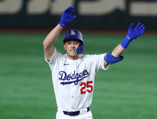 LA 다저스가 19일 일본 도쿄돔에서 열린 2025 메이저리그 도쿄시리즈 시카고 컵스와 2차전을 6-3으로 승리했다. 다저스는 이날 메이저리그 데뷔전을 치른 사사키 로키의 3이닝 1실점 투구와 함께 시즌 첫 홈런을 도쿄돔에서 쏘아 올린 오타니 쇼헤이의 활약 속에 개막 2연승을 달렸다. 토미 에드먼과 키케 에르난데스도 각각 솔로 홈런과 2점 홈런을 때려 팀 승리에 힘을 보탰다. 로이터 연합뉴스