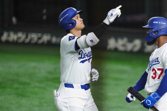LA 다저스가 19일 일본 도쿄돔에서 열린 2025 메이저리그 도쿄시리즈 시카고 컵스와 2차전을 6-3으로 승리했다. 다저스는 이날 메이저리그 데뷔전을 치른 사사키 로키의 3이닝 1실점 투구와 함께 시즌 첫 홈런을 도쿄돔에서 쏘아 올린 오타니 쇼헤이의 활약 속에 개막 2연승을 달렸다. 토미 에드먼과 키케 에르난데스도 각각 솔로 홈런과 2점 홈런을 때려 팀 승리에 힘을 보탰다. AFP 연합뉴스