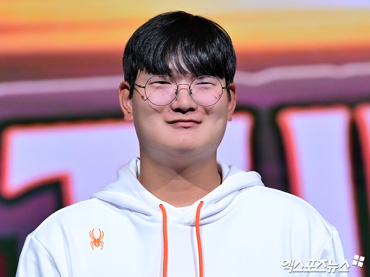 한화 투수 김서현은 20일 서울 송파구 잠실동 롯데호텔 월드에서 열린 2025 신한 SOL Bank KBO 미디어데이에 참석했다. 구속 욕심을 버리고 올해 더 좋은 투구를 보이리라 다짐했다. 잠실, 김한준 기자